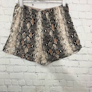 NWOT Snakeskin Print Black Brown  White Tan Casual Lounge Shorts Size: Medium